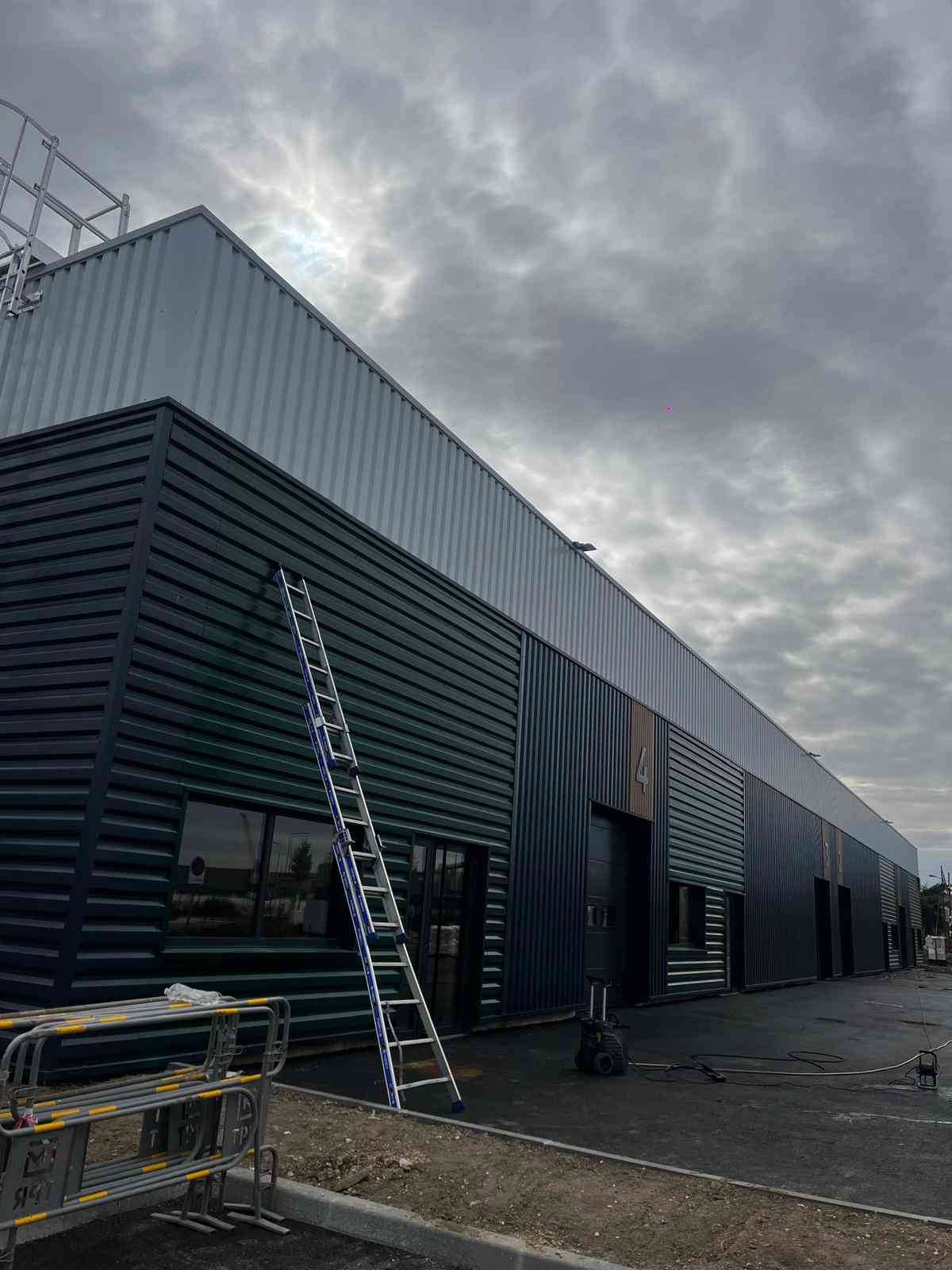 Chantier de nettoyage d'un bâtiment professionnel à Grand-Couronne
